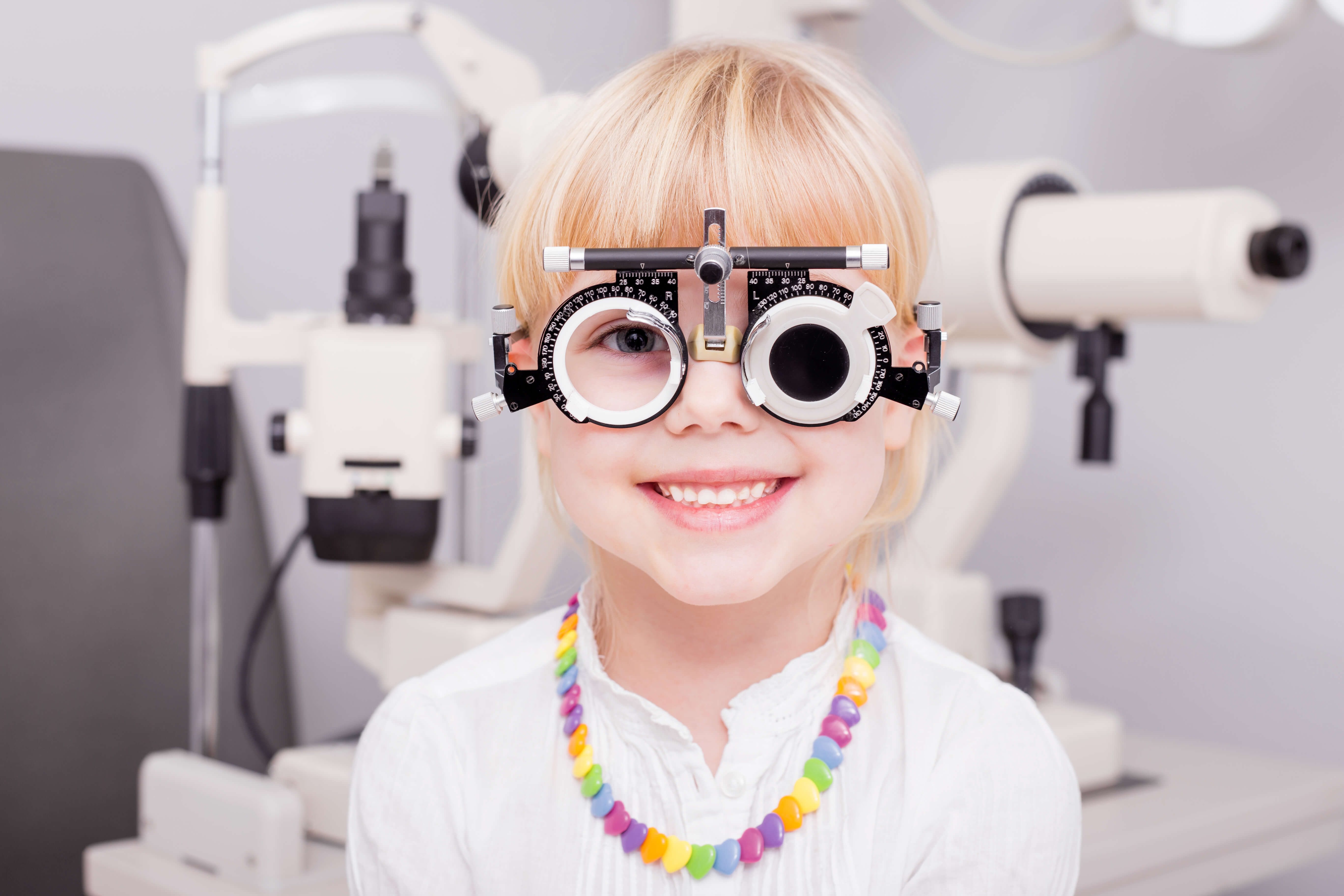 optikusok látásvizsgálattal fiatal látással